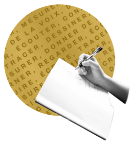Photomontage d'une main écrivant dans un carnet, avec un texte en fond.